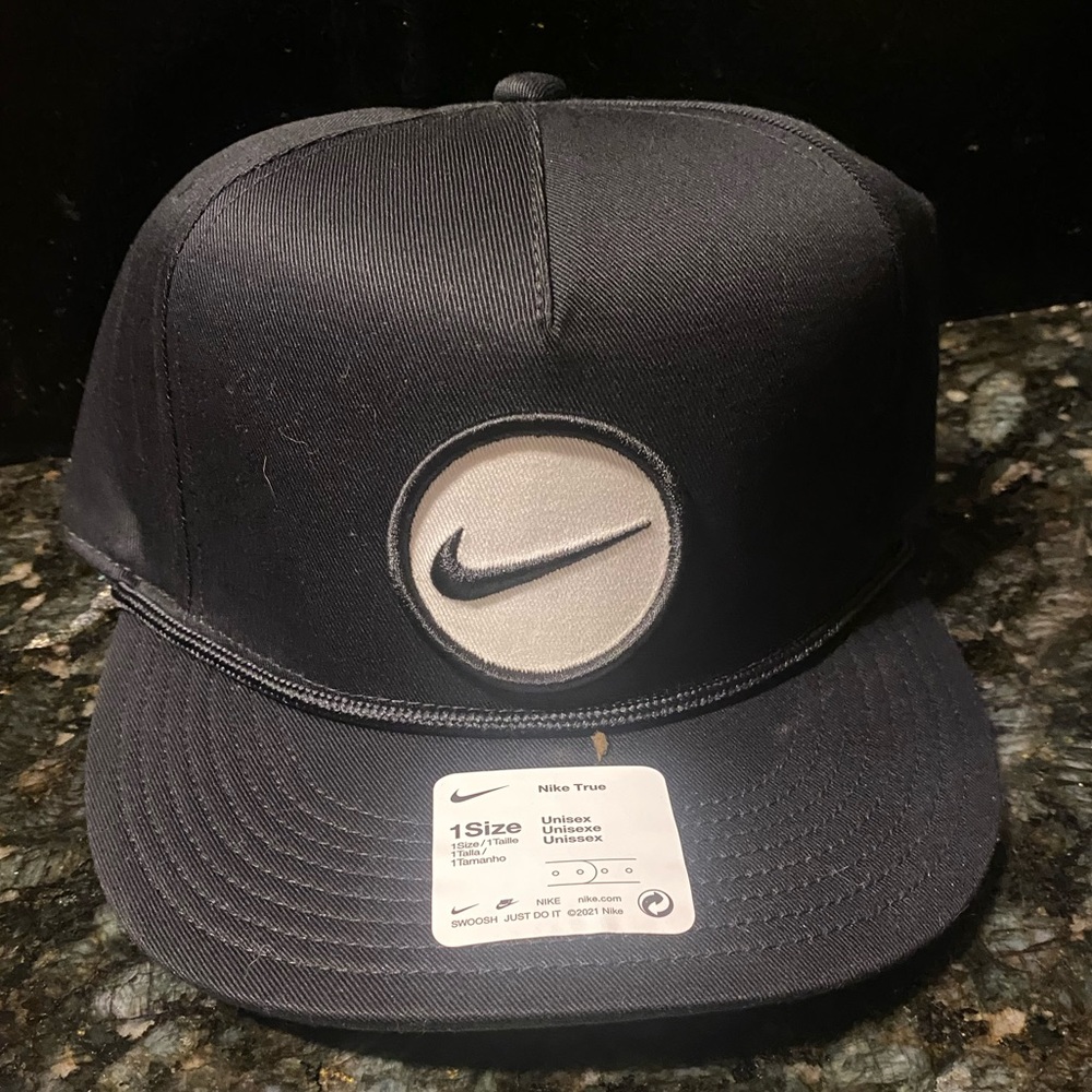 NEW- NIKE UNISEX Flat-Brim- Black with White